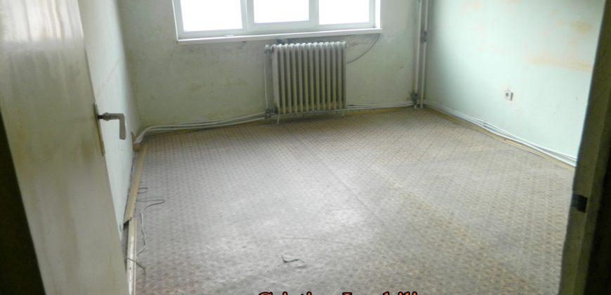 Apartament 2 camere, etaj intermediar, zona Bowling