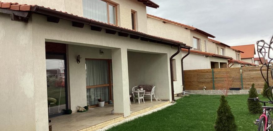 Casă cu 4 camere și garaj, în Alba Iulia.