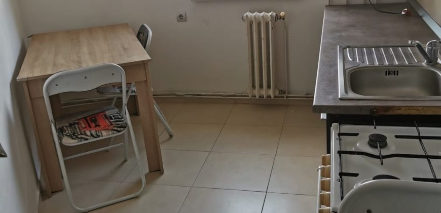 Garsoniera Cetate-Piata, etaj 3, bloc de apartamente!