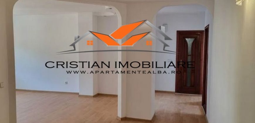 Apartament 4 camere decomandat, 2 bai, zona Centru!