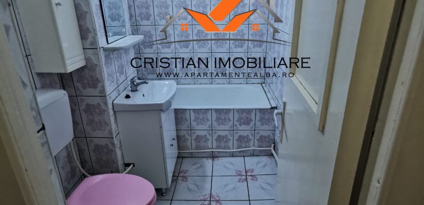 Garsoniera, etaj 2, mobilata, utilata, Cetate !