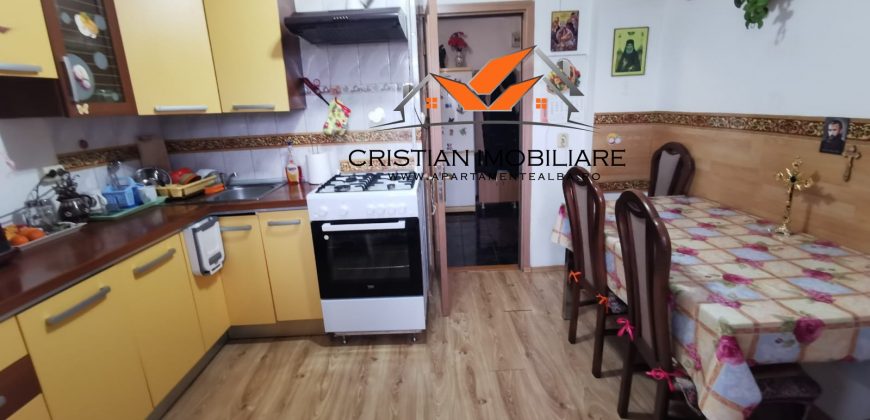 Apartament 3 camere decomandat,cu 2 bai, Cetate-Mercur !