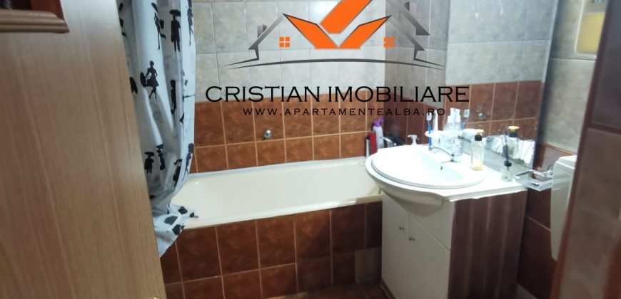 Apartament 3 camere decomandat,cu 2 bai, Cetate-Mercur !