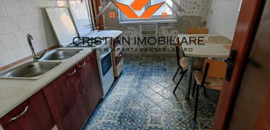 Apartament 4 camere, decomandat, etaj 1, cu garaj si pivnita,Cetate!