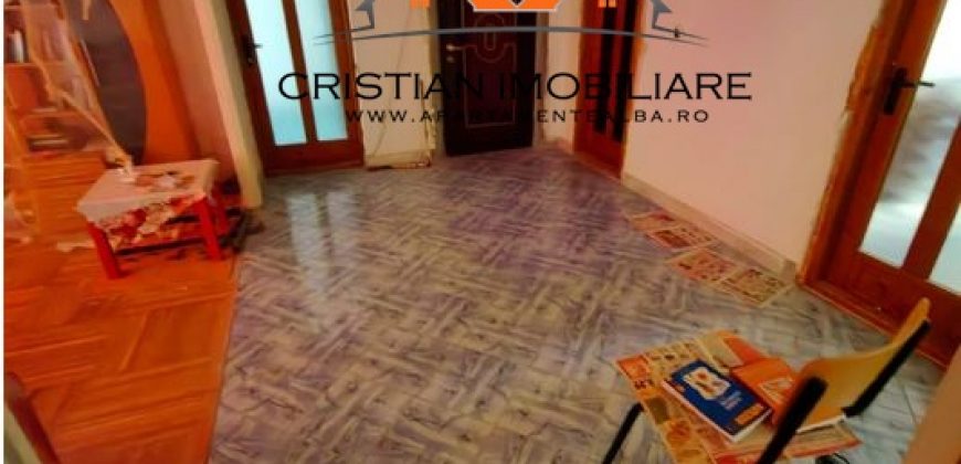 Apartament 4 camere, decomandat, etaj 1, cu garaj si pivnita,Cetate!