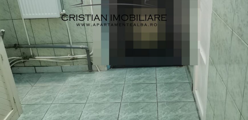 Garsoniera, etaj 3, Cetate!