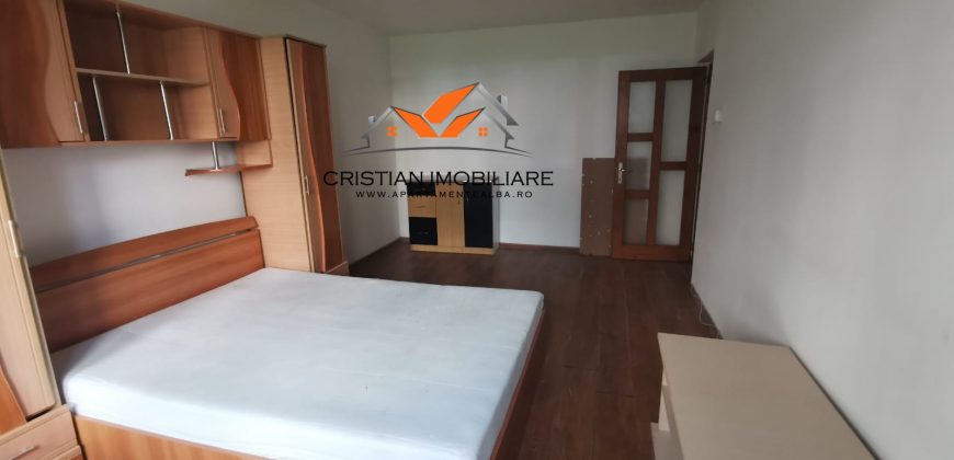 Garsoniera , bloc de apartamente, Parter, Cetate !