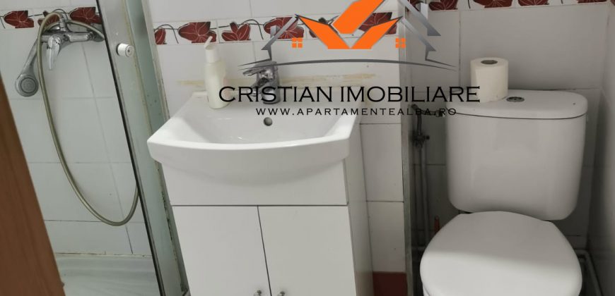 Garsoniera , bloc de apartamente, Parter, Cetate !