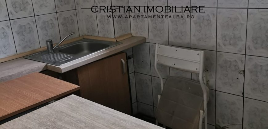 Garsoniera , bloc de apartamente, Parter, Cetate !