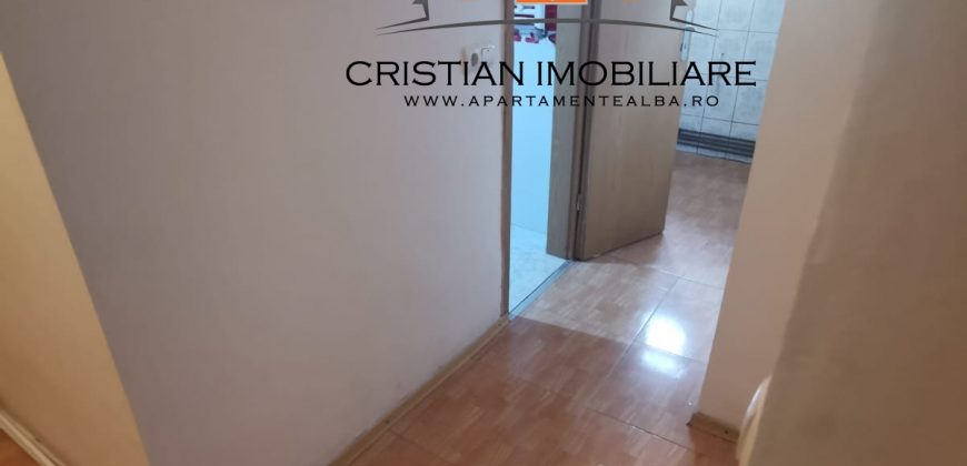 Garsoniera , bloc de apartamente, Parter, Cetate !