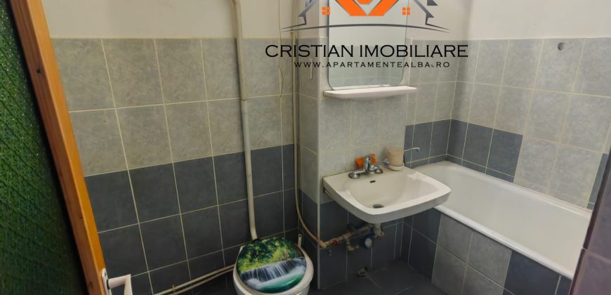 Garsoniera , etaj 3, cu pivnita, zona buna, Cetate !