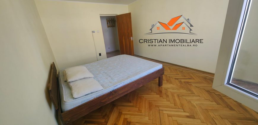 Garsoniera , etaj 3, cu pivnita, zona buna, Cetate !