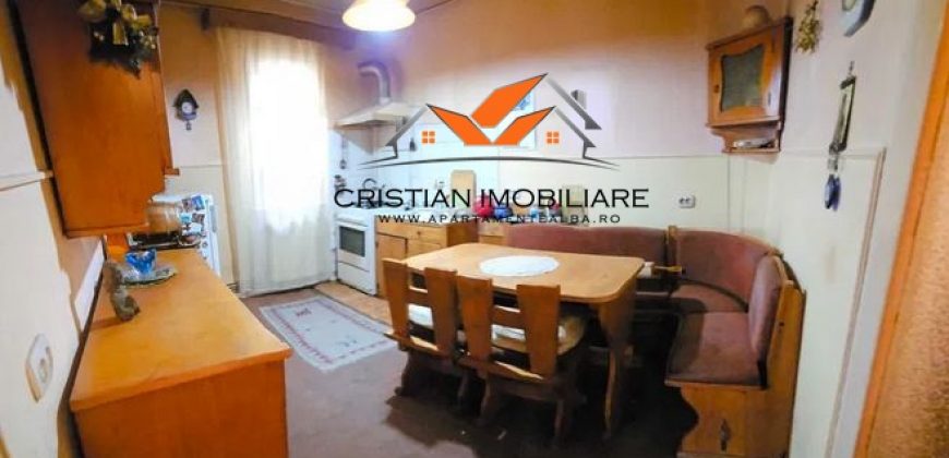 Apartament 3 camere decomandat, etaj intermediar, Cetate!