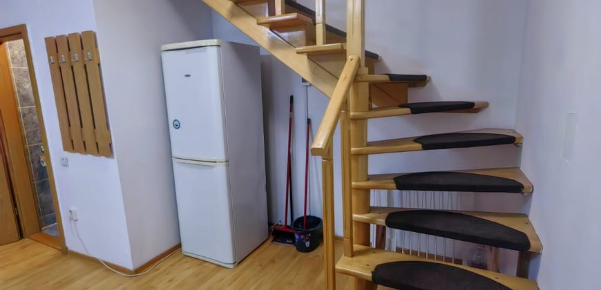 Apartament 3 camere decomandat , etaj 1, cu scara interioara si garaj,Tolstoi !