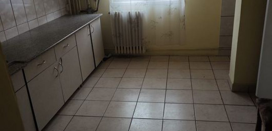 Apartament 3 camere , etaj 2 ,mobilat, utilat, Cetate-Piata!