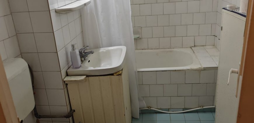 Apartament 3 camere decomandat, etaj 2, 2 bai, 2 balcoane, Cetate-Liceul Sportiv!