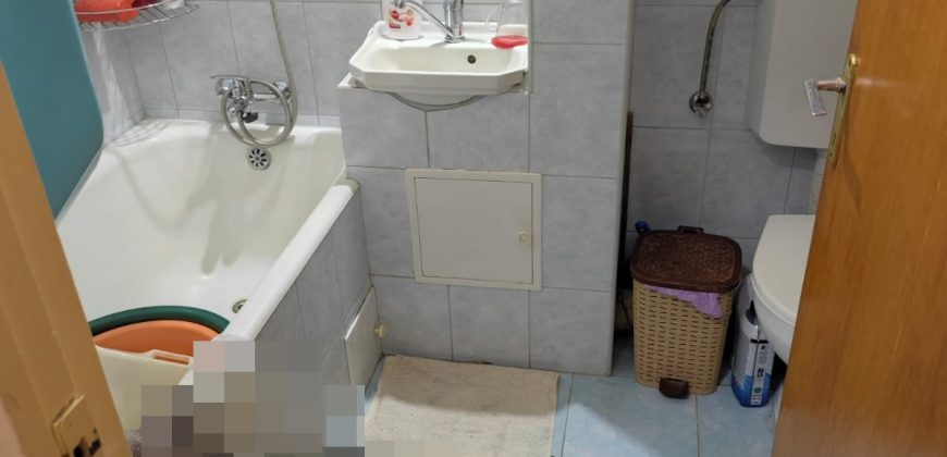 Garsoniera, etaj 3, in bloc foste proprietati, cu pivnita si boxa, Cetate!