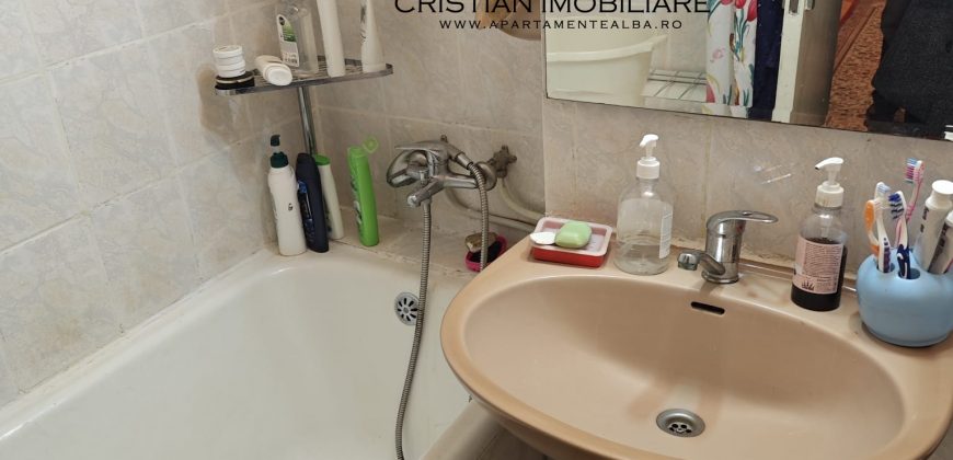 Apartament 3 camere decomandat , etaj 2, cu 2 bai, Cetate!