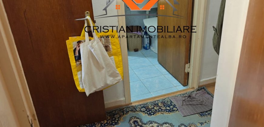 Garsoniera, etaj 3, in bloc foste proprietati, cu pivnita si boxa, Cetate!