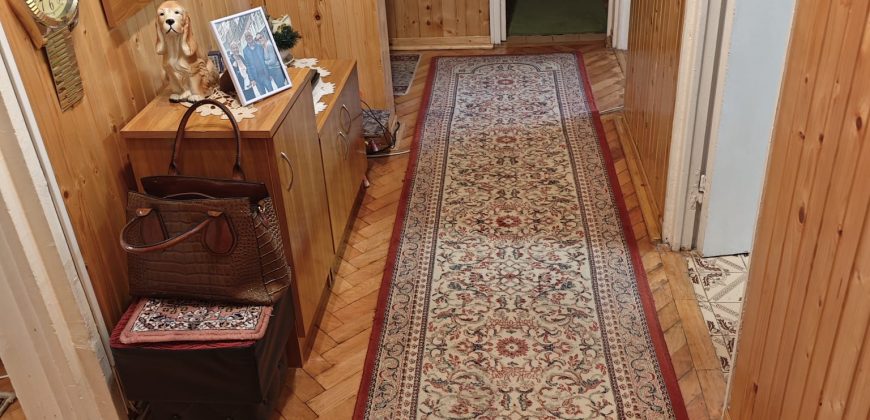 Apartament 3 camere decomandat , etaj 2, cu 2 bai, Cetate!