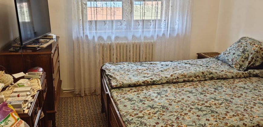 Apartament 3 camere decomandat , etaj 2, cu 2 bai, Cetate!