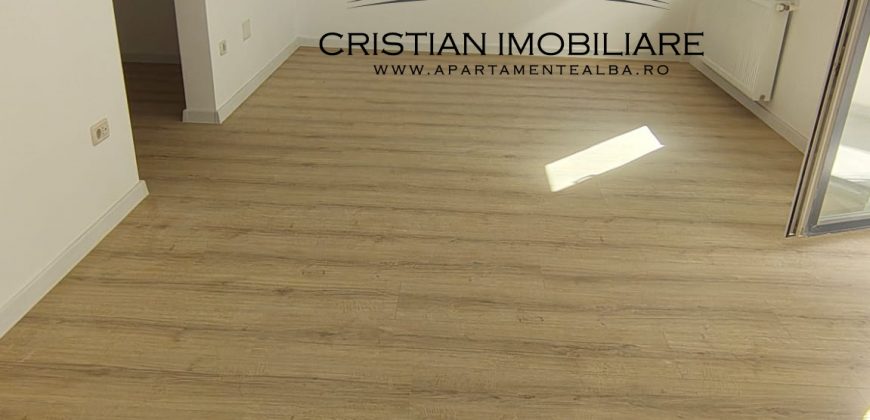 Garsoniera, etaj 1, cu balcon si boxa, bloc nou, Cetate !