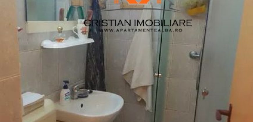 Garsoniera , etaj 1, mobilata, utilata, Cetate!