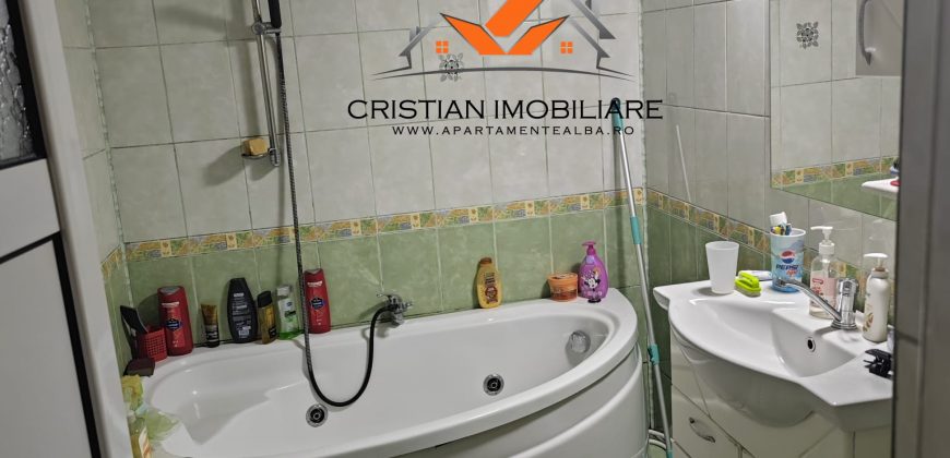 Apartament 3 camere decomandat, 2 bai, balcon inchis, Cetate-MERCUR!