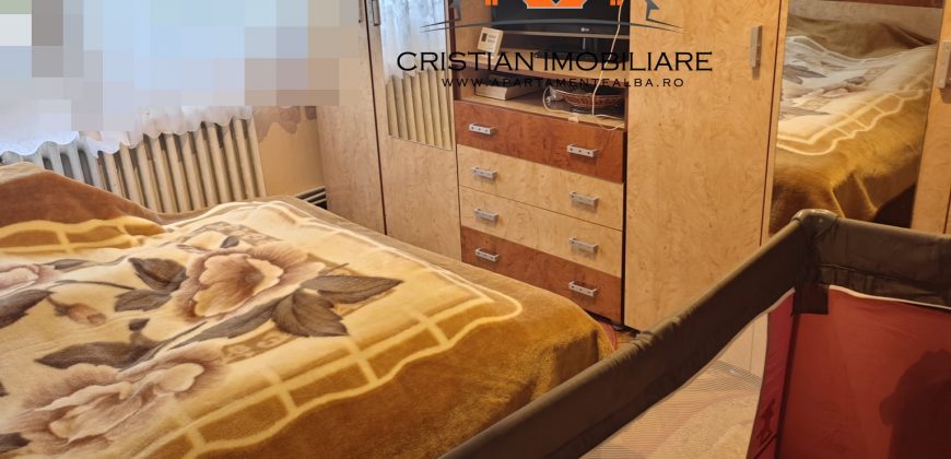 Apartament 3 camere decomandat, 2 bai, balcon inchis, Cetate-MERCUR!