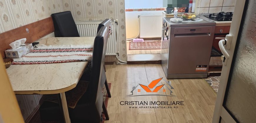 Apartament 3 camere decomandat, 2 bai, balcon inchis, Cetate-MERCUR!