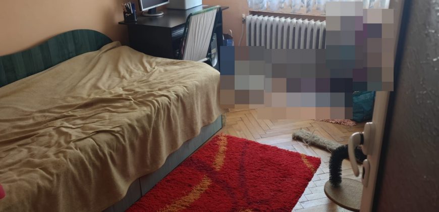 Apartament 3 camere decomandat, 2 bai, balcon inchis, Cetate-MERCUR!