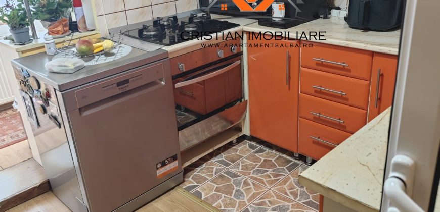 Apartament 3 camere decomandat, 2 bai, balcon inchis, Cetate-MERCUR!