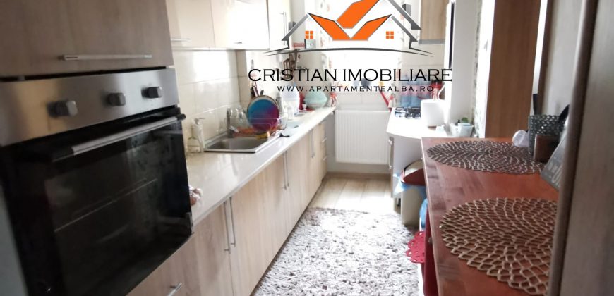 Apartament 3 camere, etaj 3, foste proprietati, finisat, Cetate!