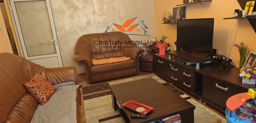 Apartament 3 camere decomandat, 2 bai, balcon inchis, Cetate-MERCUR!