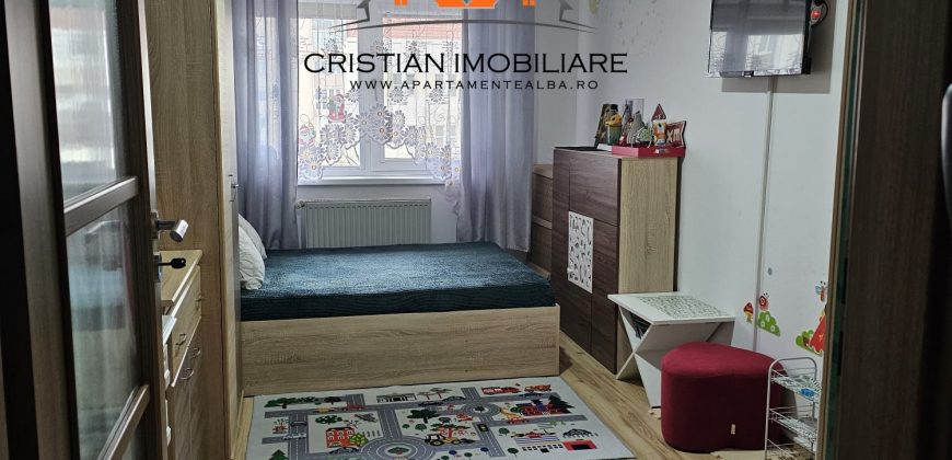 Apartament 3 camere, etaj 3, foste proprietati, finisat, Cetate!