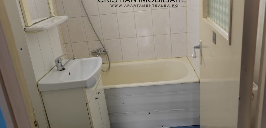 Garsoniera , mobilata, utilata, cu balcon, Cetate-Mercur!
