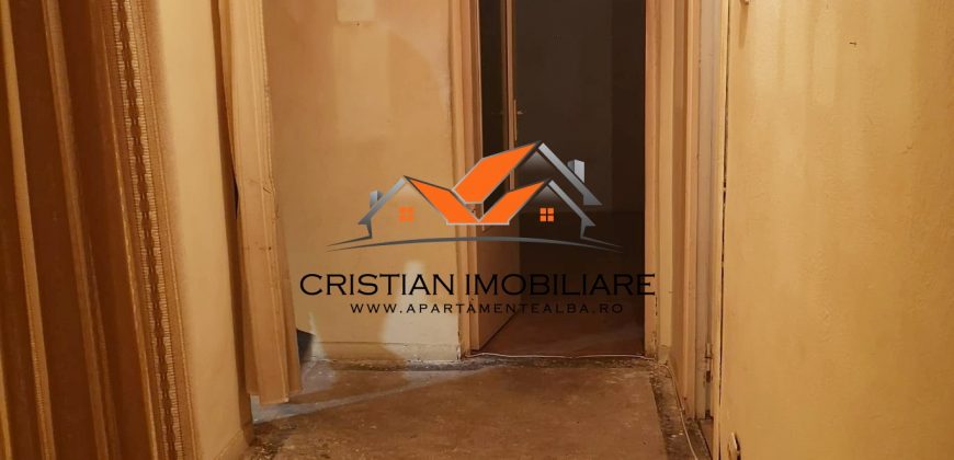 Apartament 3 camere decomandat, etaj intermediar, Cetate!