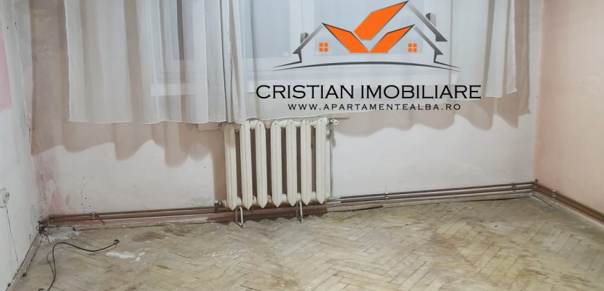 Apartament 3 camere decomandat, etaj intermediar, Cetate!