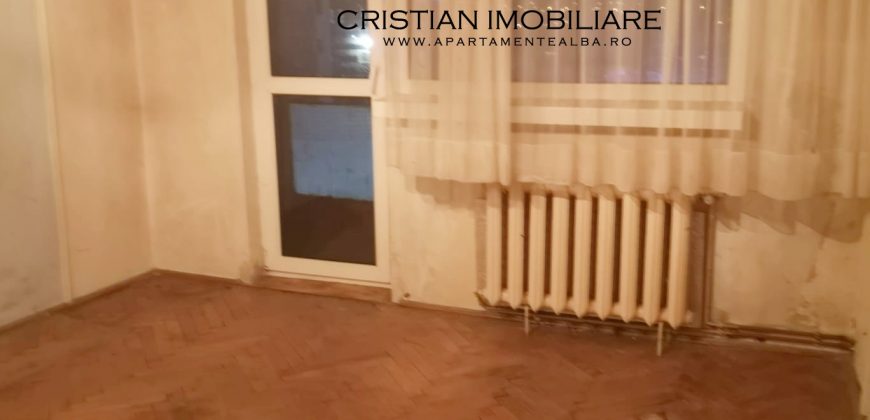 Apartament 3 camere decomandat, etaj intermediar, Cetate!