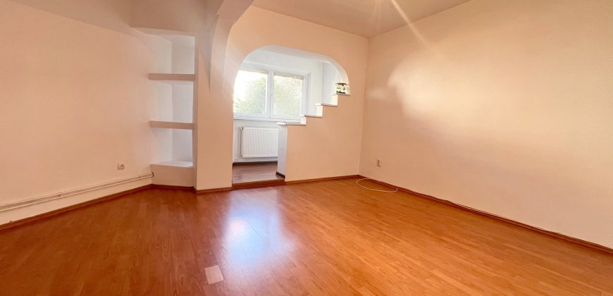 Apartament 2 camere decomandat, etaj 1, 2 balcoane, Cetate, zona Mercur!