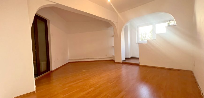 Apartament 2 camere decomandat, etaj 1, 2 balcoane, Cetate, zona Mercur!