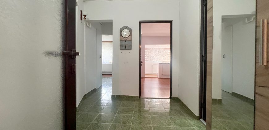 Apartament 2 camere decomandat, etaj 1, 2 balcoane, Cetate, zona Mercur!