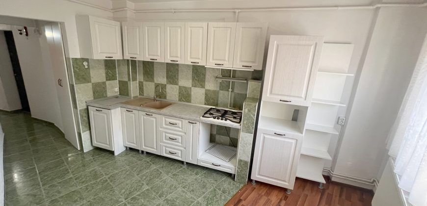 Apartament 2 camere decomandat, etaj 1, 2 balcoane, Cetate, zona Mercur!