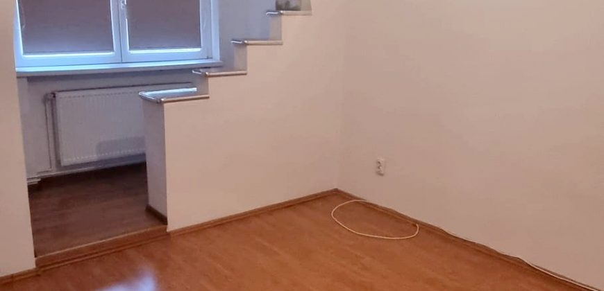 Apartament 2 camere decomandat, etaj 1, 2 balcoane, Cetate, zona Mercur!