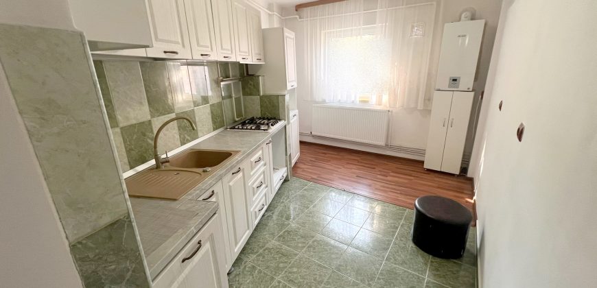 Apartament 2 camere decomandat, etaj 1, 2 balcoane, Cetate, zona Mercur!