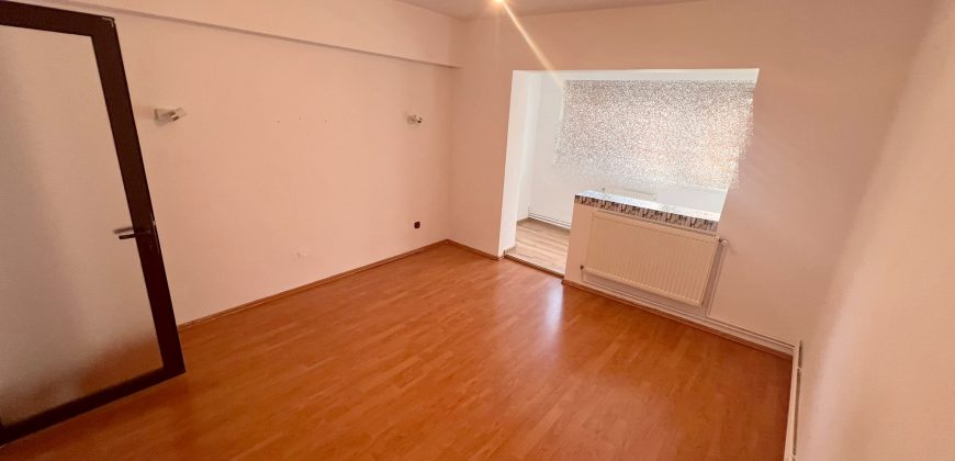 Apartament 2 camere decomandat, etaj 1, 2 balcoane, Cetate, zona Mercur!