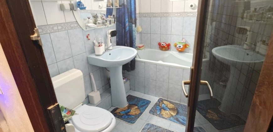 Apartament 2 camere modificat in 3 camere,decomandat, etaj 1, finisat, mobilat, utilat, Cetate-Mercur!