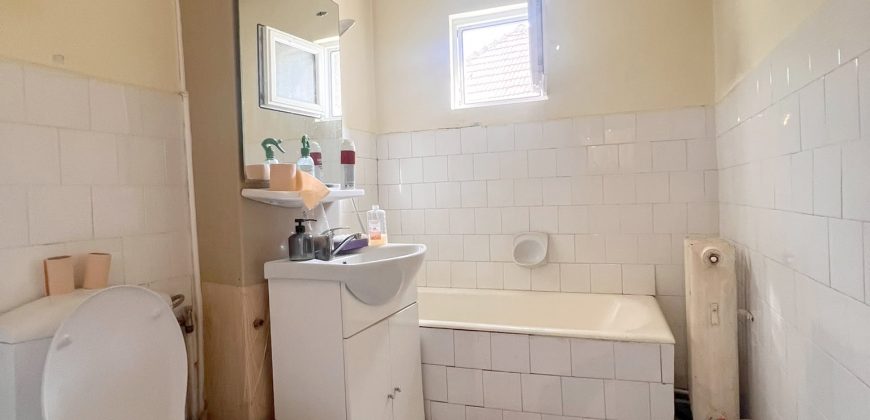 Apartament 4 camere, etaj 1, 2 bai, pivnita, garaj, Cetate!