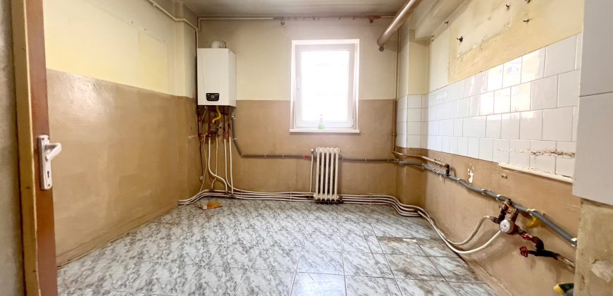 Apartament 4 camere, etaj 1, 2 bai, pivnita, garaj, Cetate!
