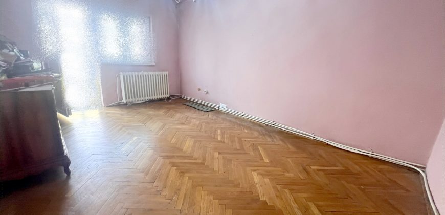 Apartament 4 camere, etaj 1, 2 bai, pivnita, garaj, Cetate!